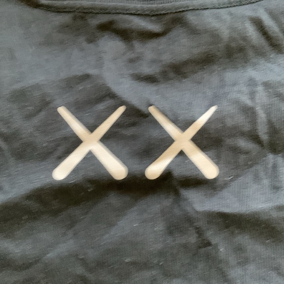 Uniqlo x KAWS Collaboration Short Sleeve Black T-Shirt Size M With Front Graphic - Picture 7 of 7